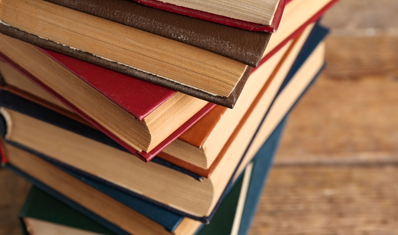 Dlaczego warto chronić książki i zeszyty za pomocą plastikowych okładek?